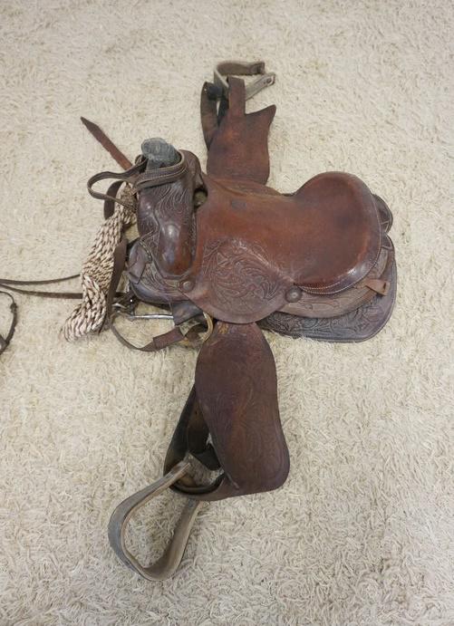 VINTAGE LEATHER SADDLE (1 of 2)