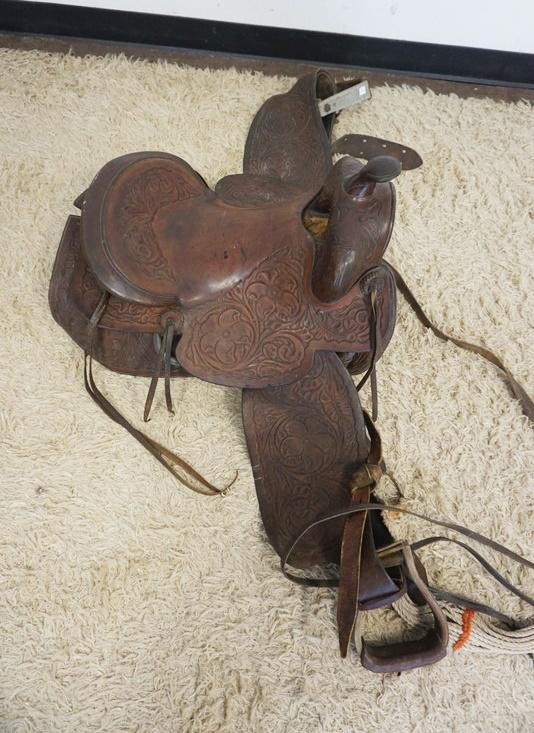 VINTAGE LEATHER SADDLE (1 of 2)