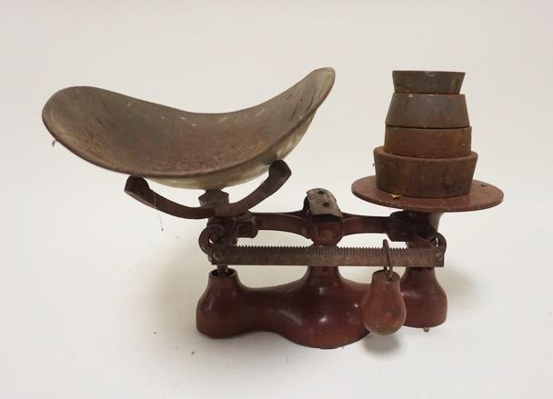 ANTIQUE CAST IRON COUNTRY STORE COUNTER TOP SCALE (1 of 2)
