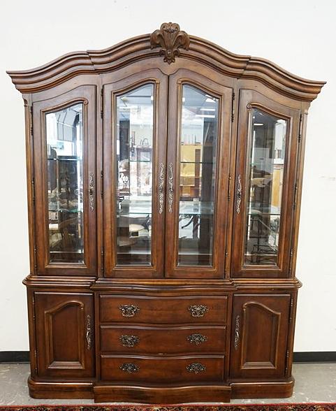 BERNHARDT WALNUT BREAKFRONT: BERNHARDT WALNUT BREAKFRONT HAVING BEVELED GLASS MIRROR BACK W/INTERIOR LIGHTING OVER 2 DOORS & 3 DRAWERS, CASE HAS REEDED STOP CHAMFORD SIDES