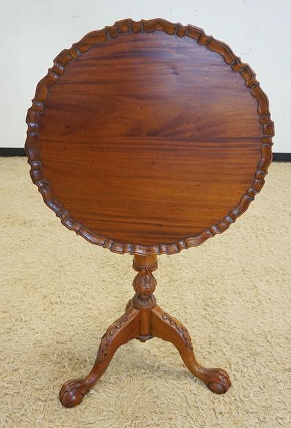 MAHOGANY PIE CRUST TILT TOP TABLE (1 of 2)