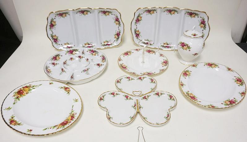 GROUP OF ASSORTED ROYAL ALBERT *OLD COUNTRY ROSE*: GROUP OF ASSORTED ROYAL ALBERT *OLD COUNTRY ROSE* INCLUDING 2-13 1/2 IN PLATTERS, DIVIDED TRAYS & COVERED JAR