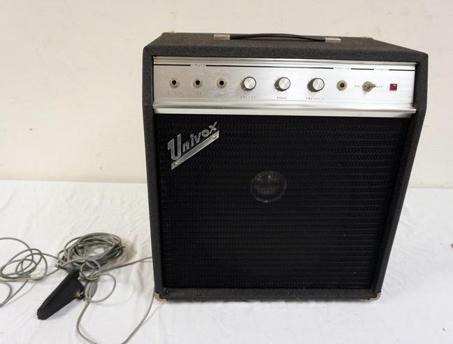 UNIVOX TUBE TYPE GUITAR AMP WITH JENSEN SPEAKER (1 of 4)