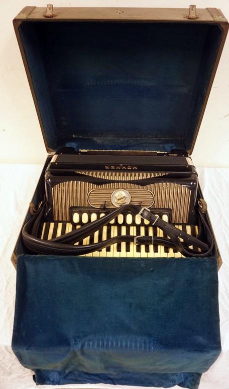 HOHNER ACCORDIAN *GOLA* IN CASE (1 of 4)