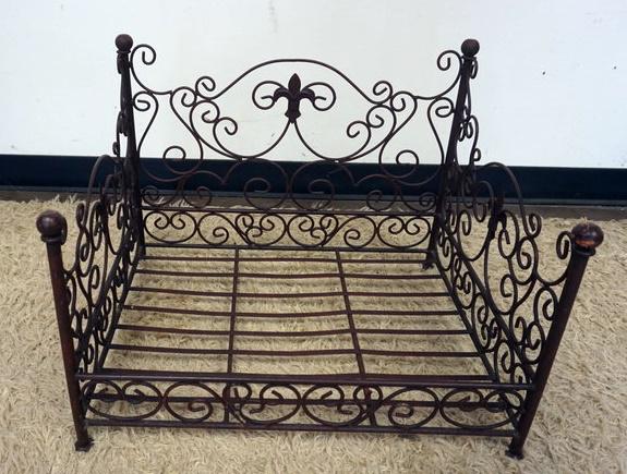FANCY IRON PET BED (1 of 2)