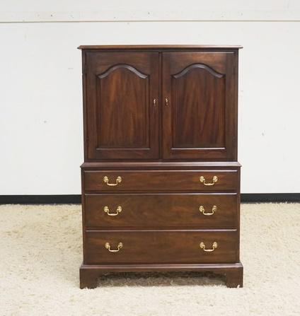 HENKEL HARRIS VIRGINIA GALLERIES MAHOGANY CHEST (1 of 4)