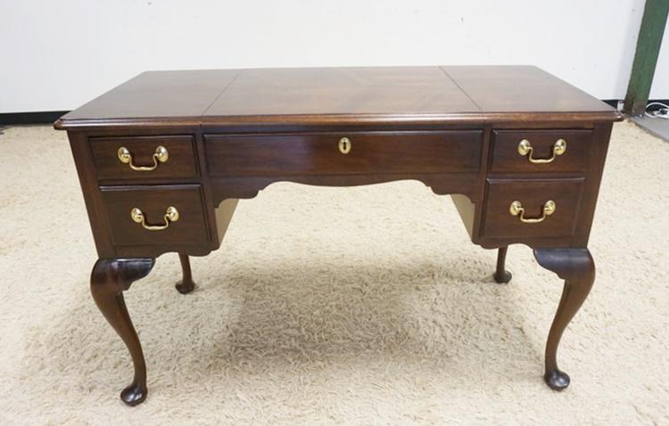 HENKEL HARRIS VIRGINIA GALLERIES VANITY: HENKEL HARRIS VIRGINIA GALLERIES QUEEN ANNE STYLE LIFT TOP MIRRORED VANITY W/4 DRAWERS, APPROXIMATELY 46 IN X 21 IN X 30 IN HIGH