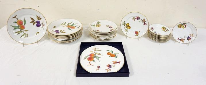 ROYAL WORCESTER EVESHAM 27 PIECE LOT (1 of 3)