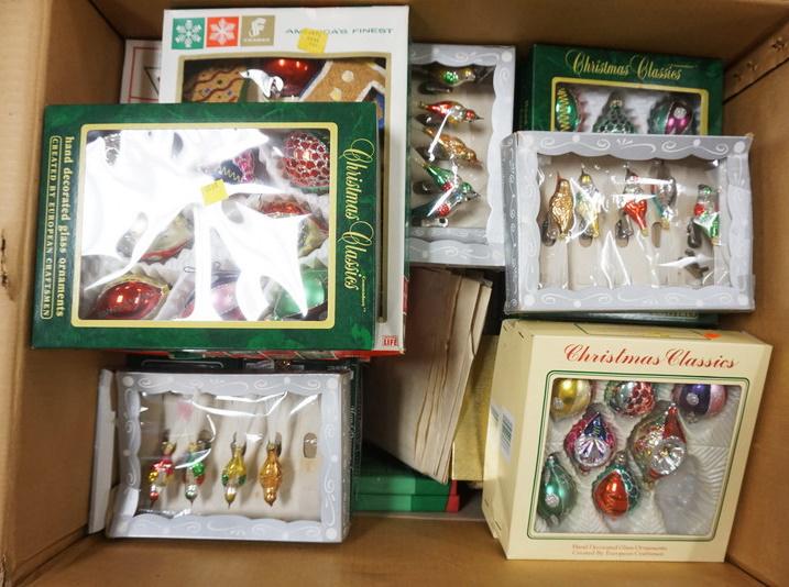 LARGE LOT OF ASSORTED CHRISTMAS BALL DECOARTIONS (1 of 7)