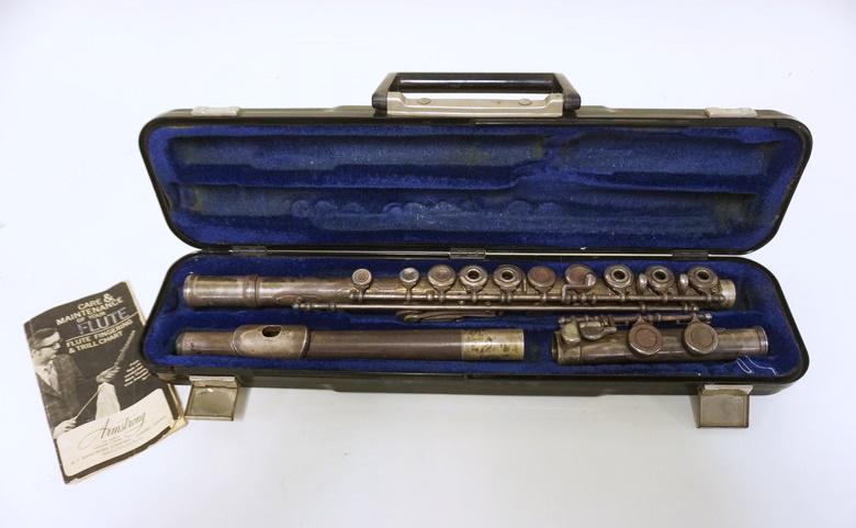 ARMSTRONG FLUTE IN CASE (1 of 2)