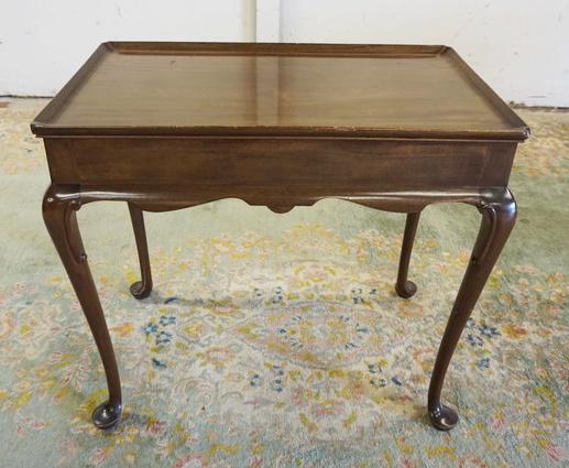 MAHOGANY QUEEN ANNE STYLE OCCASSIONAL TABLE (1 of 3)