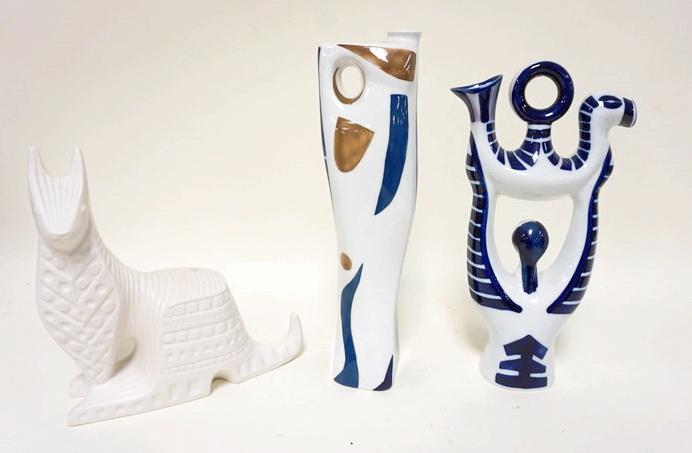 MCM ART POTTERY LOT: MIDCENTURY MODERN ART POTTERY LOT INCLUDING SAR GABELOS VASES & JOHNATHAN ALDER POTTERY CAT, TALLEST IS APPROXIMATELY 12 3/4 IN HIGH