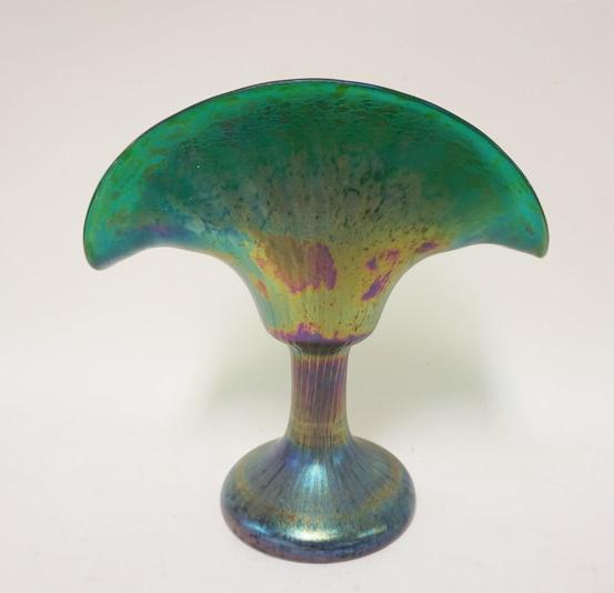 ART GLASS IRIDESCENT FAN VASE (1 of 3)