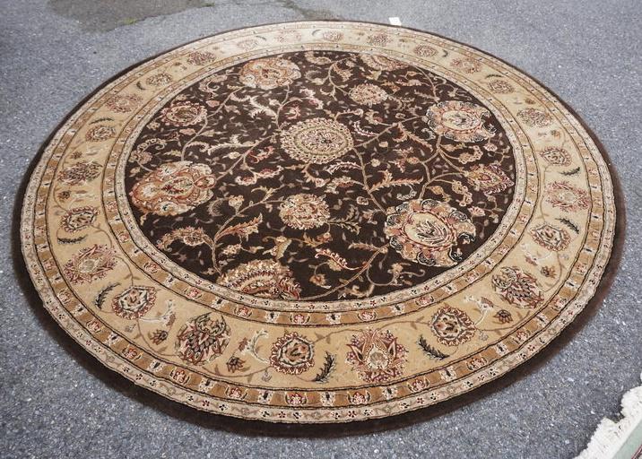ROUND PERSIAN RUG (1 of 4)