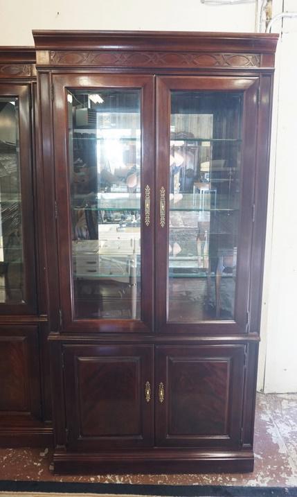 THOMASVILLE MAHOGANY CRYSTAL CABINET (1 of 3)
