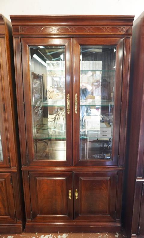 THOMASVILLE MAHOGANY CRYSTAL CABINET (1 of 2)