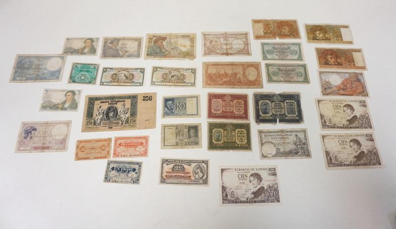 31 PIECES OF ASSORTED VINTAGE FOREIGN CURRENCY (1 of 5)
