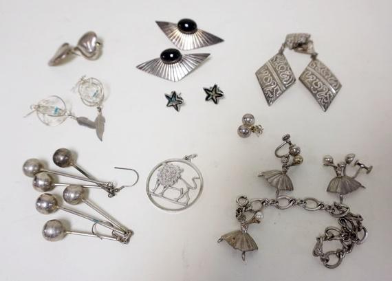 EARRINGS, BRACELET AND ANNE KLIEN PENDANT: LOT OF 8 ERRINGS, INCLUDING BALLERINA WITH BRACELET AND ANNE KLIEN PENDANT
