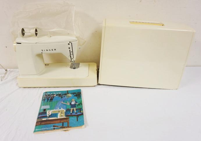 SINGER MCM 1960'S SEWING MACHINE (1 of 5)