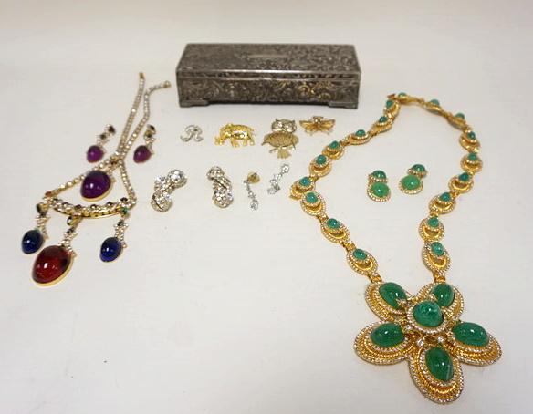 LARGE LOT OF ASSORTED COSTUME JEWELRY (1 of 10)