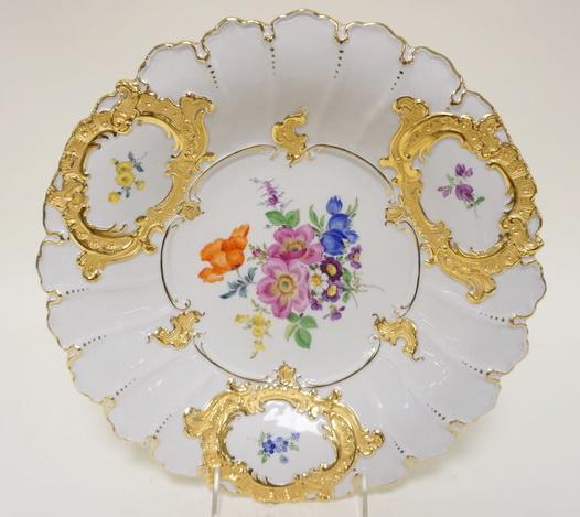 MEISSEN LARGE ROUND BOWL: MEISSEN LARGE ROUND BOWL W/GILT TRIM, APPROXIMATELY 12 IN