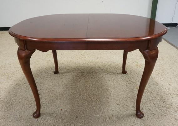 LEXINGTON QUEEN ANNE STYLE DINING ROOM TABLE (1 of 2)