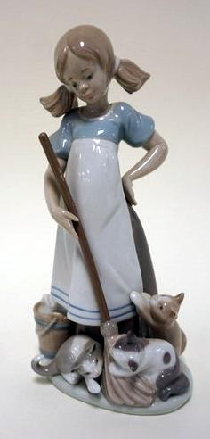 LLADRO FIGURE OF YOUNG GIRL (1 of 2)