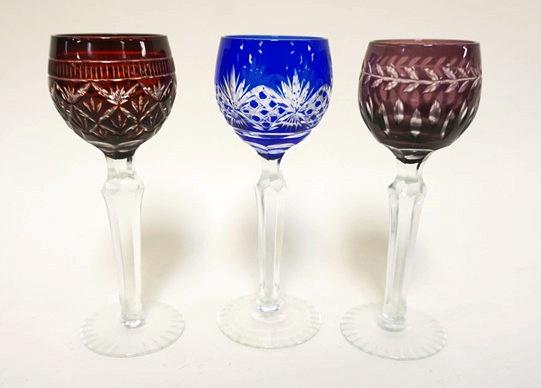 LOT OF 3 ASSORTED COLORED WINE GLASSES: LOT OF 3 ASSORTED COLORED CUT TO CLEAR WINE GLASSES, APPROXIMATELY 6 IN HIGH