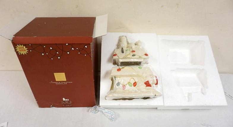 LENOX SNOOPY CHRISTMAS COOKIE JAR (1 of 1)