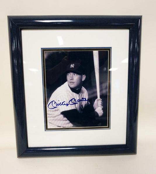 SIGNED MICKEY MANTLE FRAMED PHOTO (1 of 2)