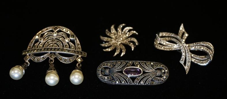 GROUP OF 4 STERLING & MARCASITE BROOCH PINS: GROUP OF FOUR STERLING SILVER & MARCASITE BROOCH PINES, INCLUDES ONE W/ GENUINE AMETHYST, & ONE WITH DANGLING IMITATION PEARLS. TOTAL WEIGHT COMBINED INCLUDING STONES 1.071 TROY OUNCES.
