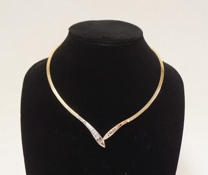 EXCEPTIONAL 14K GOLD & DIAMOND OMEGA NECKLACE: EXCEPTIONAL 14K YELLOW GOLD FLAT OMEGA NECKLACE WEIGHING 25 DWT & CONTAINING EIGHT ROUND DIAMONDS WEIGHING APP. 1 CARATS, SIX ROUND BROWN DIAMONDS WEIGHING APP. 0.55 CARATS, ONE MARQUISE CUT BROWN DIA