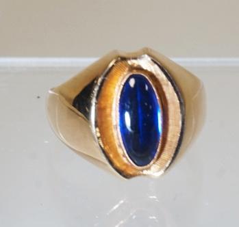 18K GOLD RING: 18K HOLLOW GOLD RING W/ ONE FAUX BLUE STONE WEIGHT INCLUDING STONES 3.70 DWT. RING SIZE APP 9 1/4