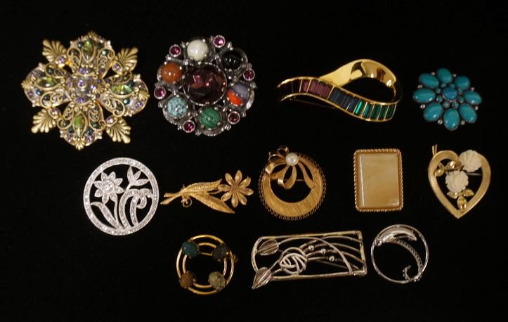 LOT OF 12 COSTUME BROOCH PINS: LOT OF 12 COSTUME BROOCH PINS, LOT INCLUDES SAL, MICHEL GOLAN, A & J. TWO ARE MARKED GOLD FILLED, AND ONE SILVER TONE PIN HAS ILLEGABLE MARKS