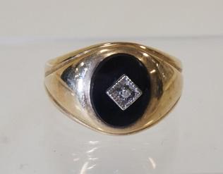 10K GOLD GENTLEMENS RING (1 of 4)