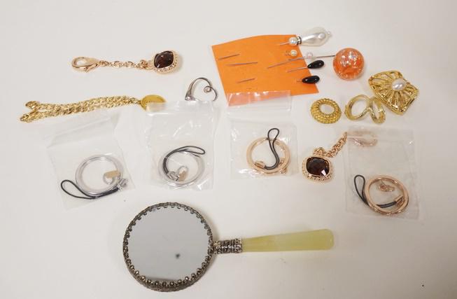 MISC LOT W/ COSTUME JEWLERY (1 of 4)