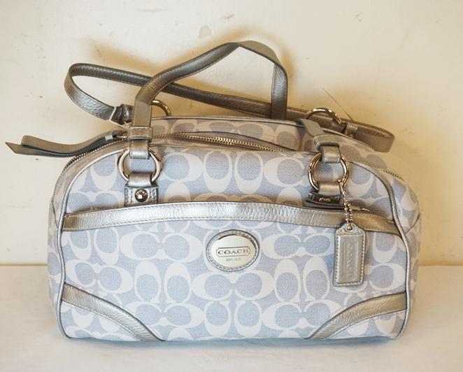 COACH SIGNATURE SILVER BAG (1 of 8)