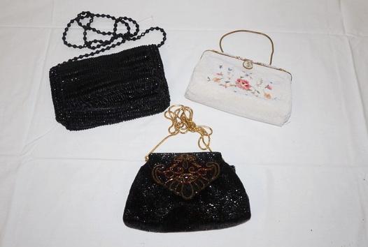 3 VINTAGE BEADED BAGS: 3 VINTAGE BEADED BAGS, WHITE ONE IS BY REAL POINTE BEAVIAS FRANCE, VANESSA OF PARIS NEW YORK LONDON AND BLACK ON IS BY HASHIMOTO DELILL