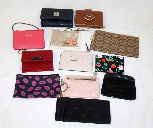 LOT OF MISCELLANEOUS WALLETS CARD CASES: LOT OF MISCELLANEOUS CARD CASES AND WALLETS
