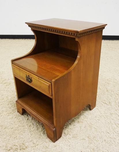 DAVIS CABINET CO BEDSIDE STAND (1 of 2)
