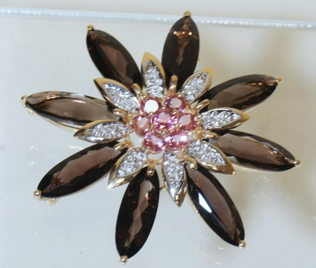 14K FLORAL BROOCH PIN W/ GEMSTONES: 14K YELLOW GOLD FLORAL BROOCH PIN W/ EIGHT MARQUISE CUT SMOKEY QUARTZ, SEVEN ROUND CUT PINK TOURMALINE & APP. 0.04 CARATS OF DIAMONDS. OVERALL WEIGHT 5.90 DWT. APP. 1 3/4 IN DIAMETER