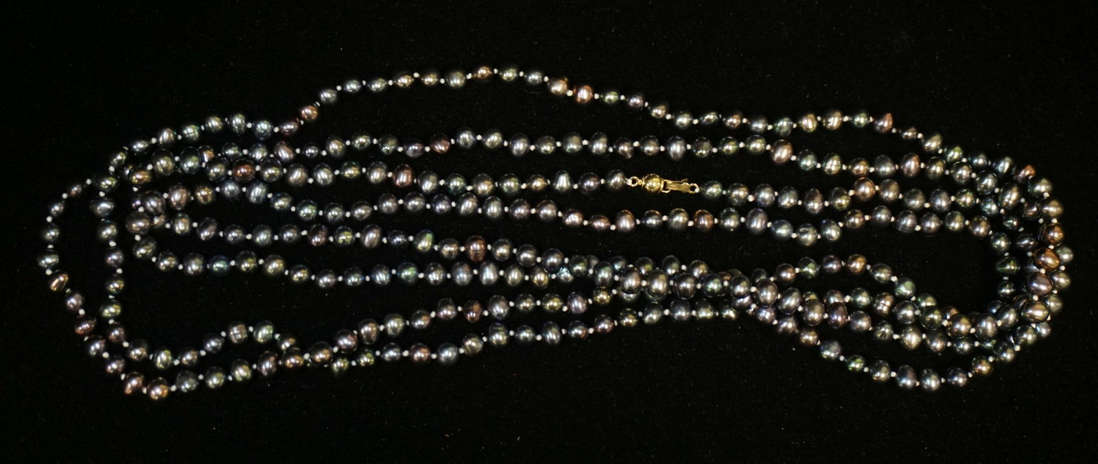 SINGLE STRAND PEARL NECKLACE (1 of 4)