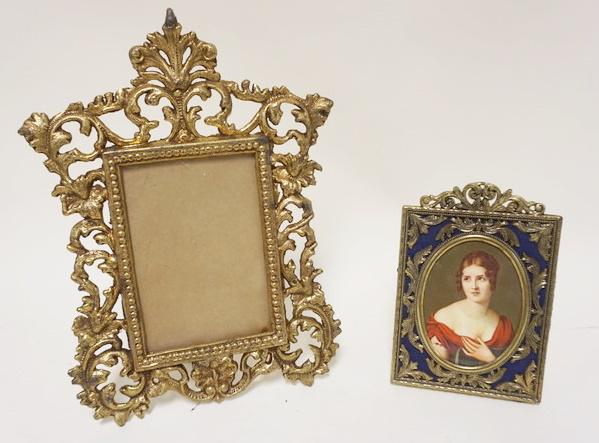 2 ORNATE CONTEMPORARY BRASS TABLE PICTURE FRAMES (1 of 2)