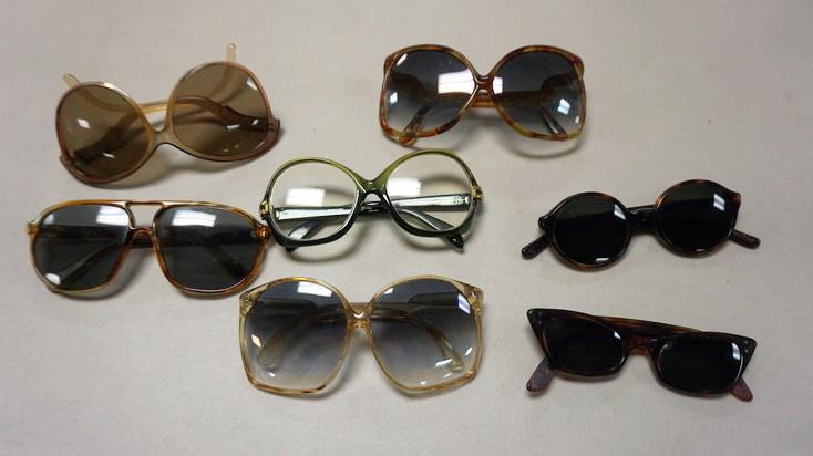 LOT OF VINTAGE SUN AND READING GLASSES: LOT OF VINTAGE LADIES SUN AND READING GLASSES