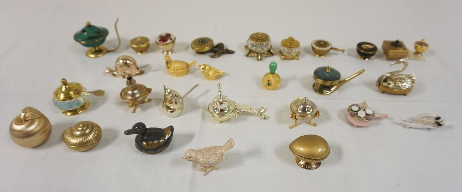 LARGE LOT OF 28 MINIATURE PILL/SACCHIRNE BOXES: LARGE LOT OF 28 MINIATURE PILL/SACCHIRNE BOXES