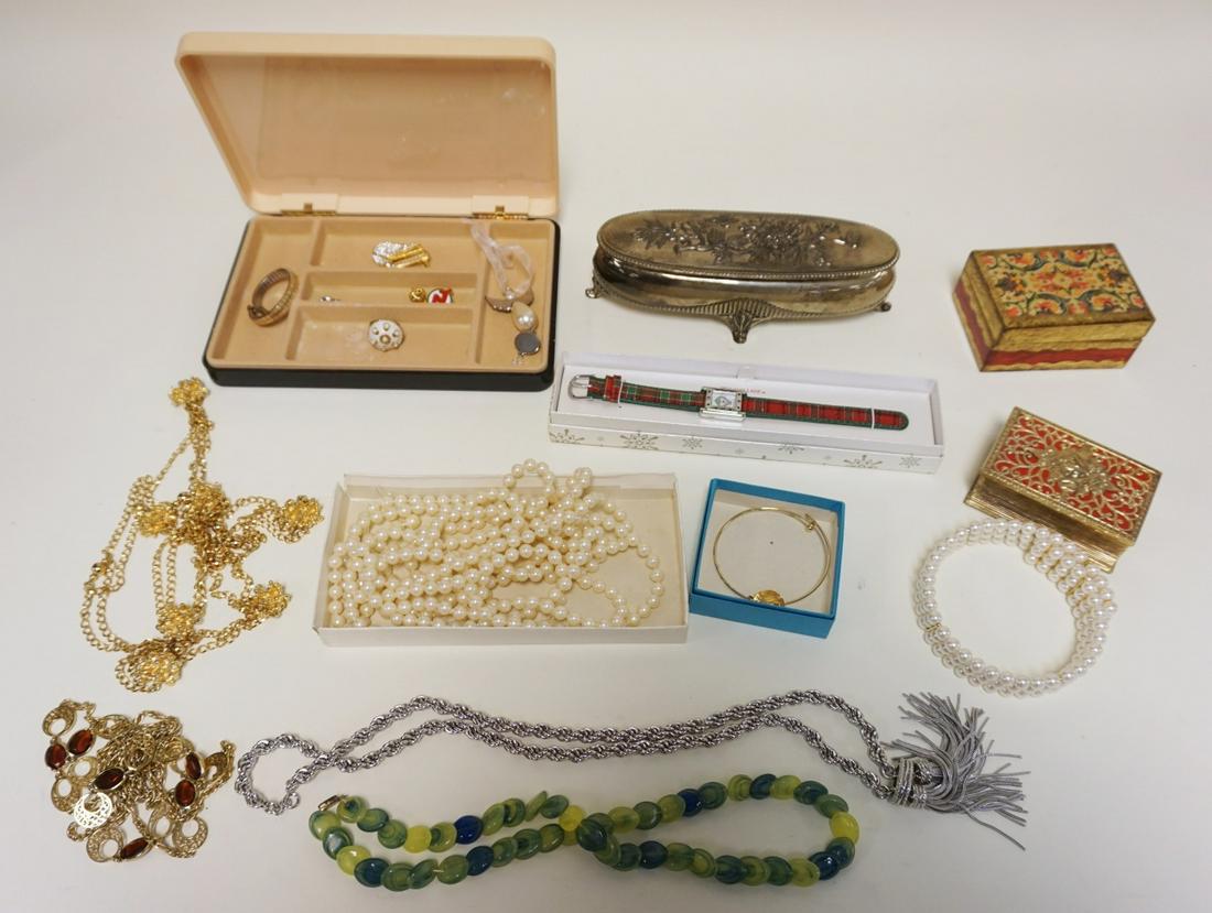 COSTUME JEWELRY LOT: COSTUME JEWELRY LOT INCLUDING JEWELRY BOXES