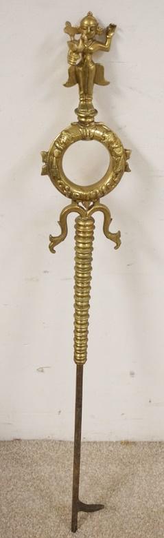 LARGE BRASS AND IRON FIREPLACE POKER: LARGE BRASS AND IRON FIREPLACE POKER, APPROXIMATELY 40 IN L