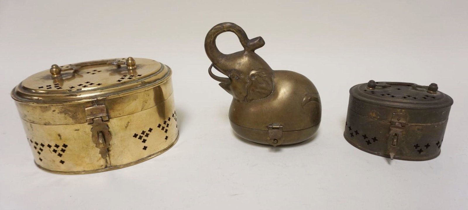LOT BRASS CRICKET BOXES & ELEPHANT BOX: LOT BRASS CRICKET BOXES & HINGED ELEPHANT BOX, LARGEST APPROXIMATELY 5 IN X 6 IN X 4 IN