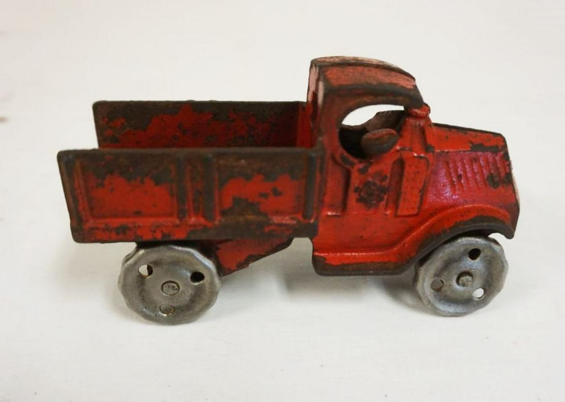 ANTIQUE TOY CAST IRON TRUCK (1 of 5)