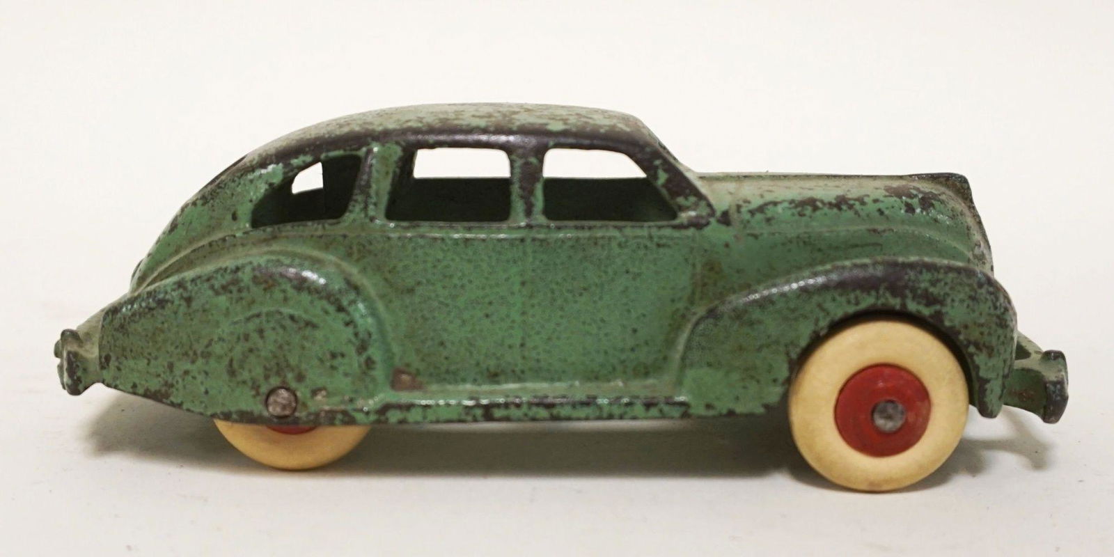 ANTIQUE TOY CAST IRON CAR (1 of 6)
